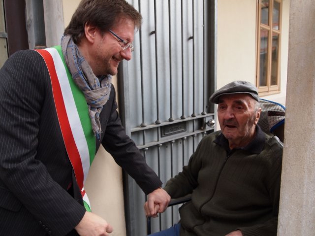 il sindaco paolo biavati rende omaggio al partigiano maurizio perona foto di franco brunetta4548-1067x800